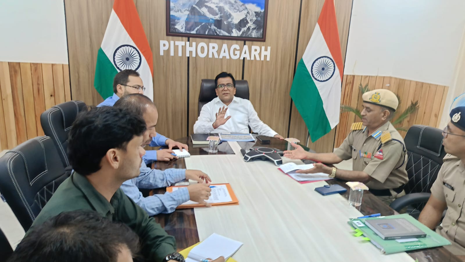 मुनस्यारी-मिलम मार्ग को लेकर जिलाधिकारी की अध्यक्षता में महत्वपूर्ण बैठक आयोजित