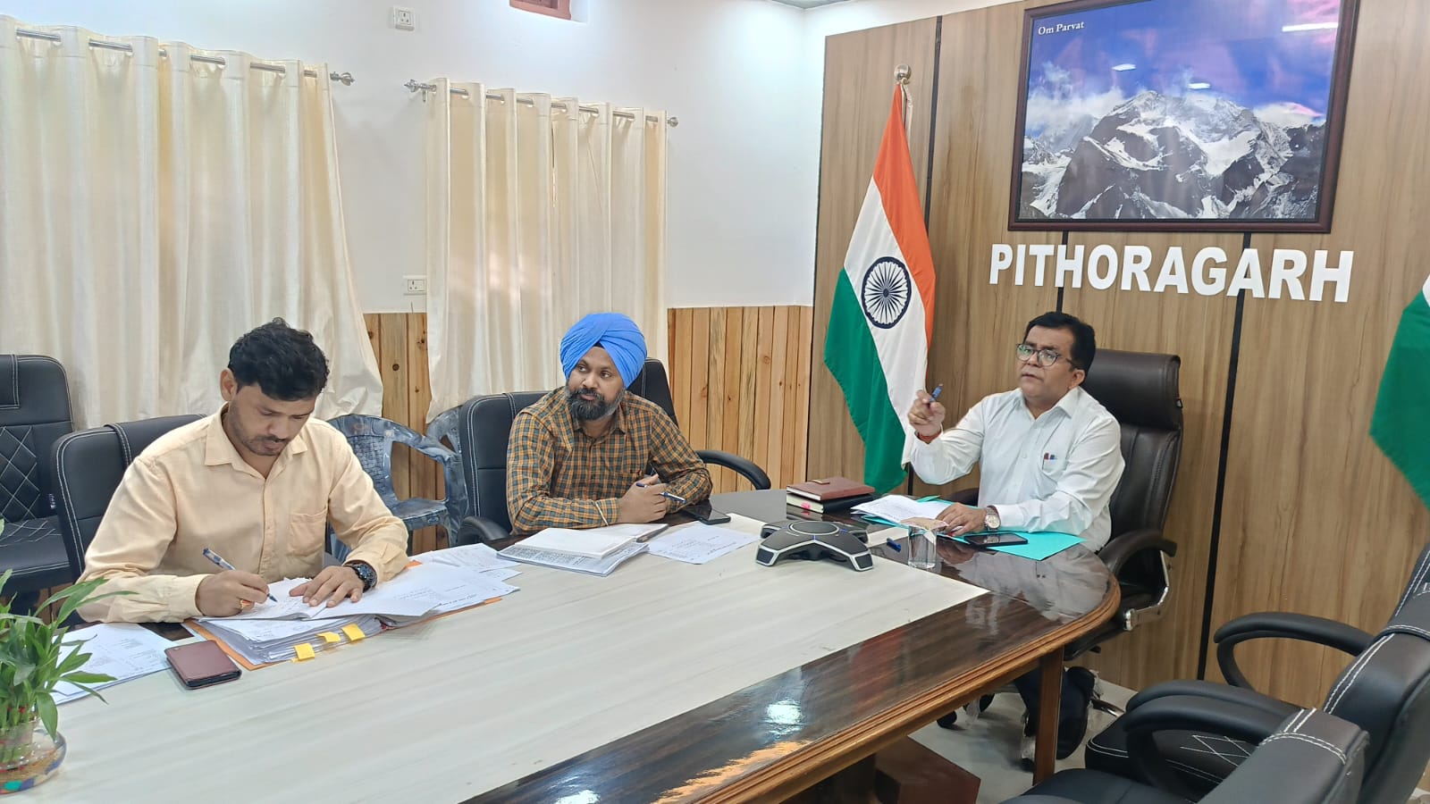 गरारी हादसे के बाद सख्ती: जिलाधिकारी ने लोनिवि अधिकारियों पर कसा शिकंजा