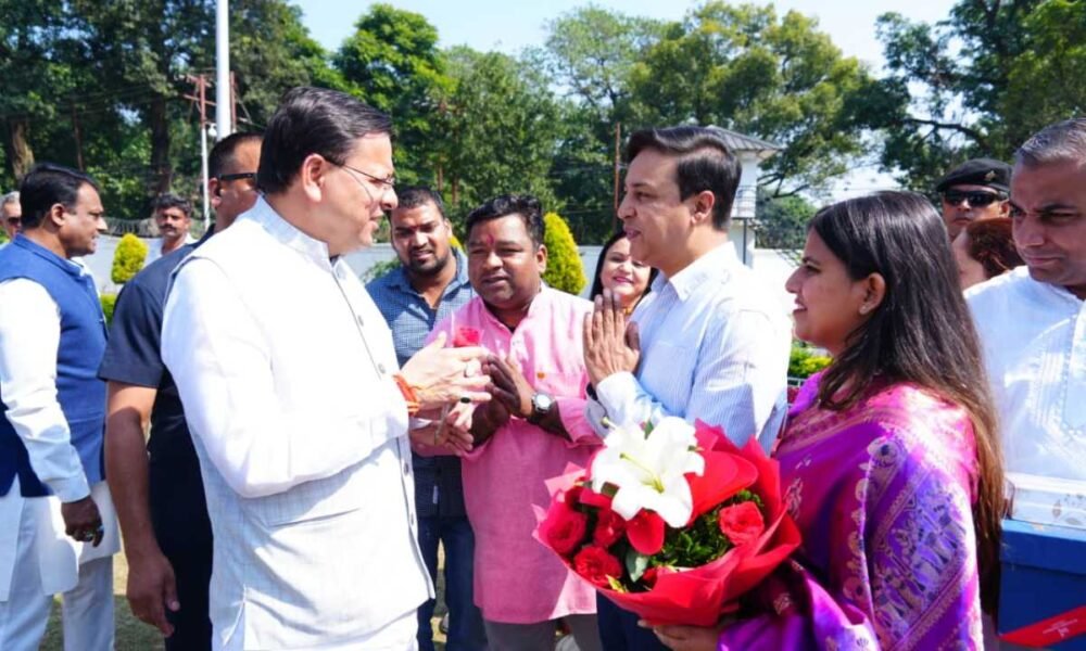 CM धामी ने प्रदेश के विभिन्न क्षेत्रों से आए लोगों ने भेंट कर उन्हें दीपावली की शुभकामनाएं दीं