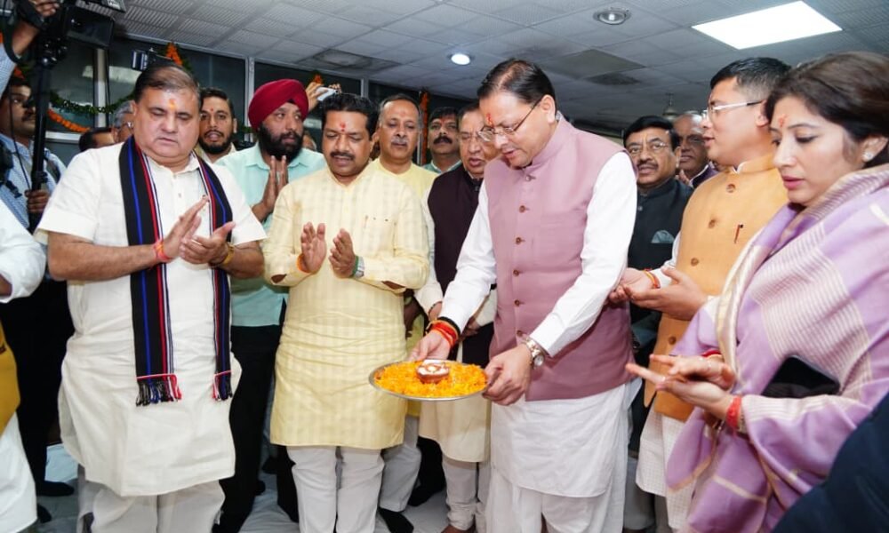 मुख्यमंत्री पुष्कर सिंह धामी भाजपा प्रदेश कार्यालय देहरादून में आयोजित दीपावली मिलन समारोह में हुए शामिल