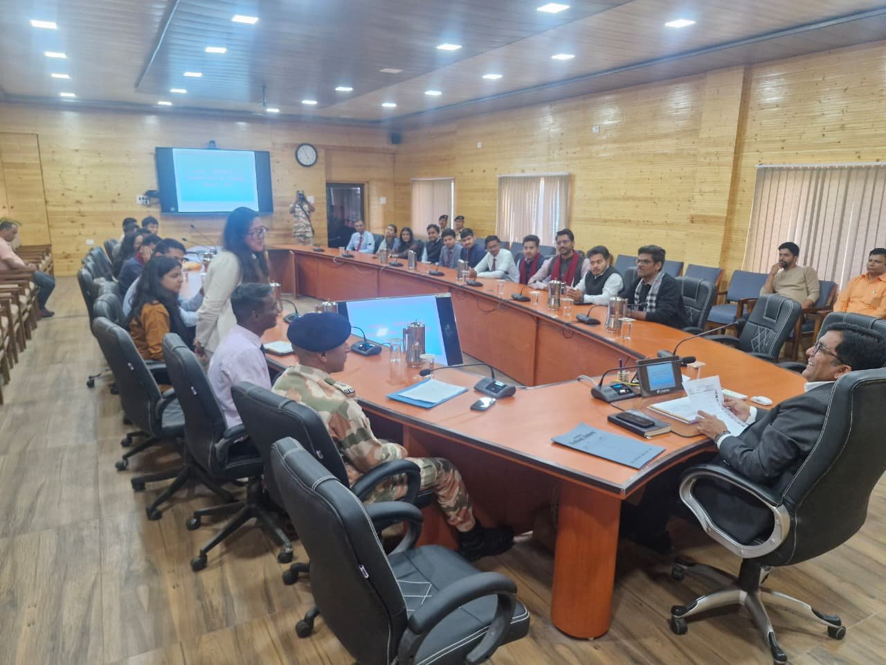 जिलाधिकारी गोस्वामी ने प्रशिक्षु अधिकारियों से साझा किए पिथौरागढ़ के प्रशासनिक अनुभव, क्षेत्रीय चुनौतियों पर हुई चर्चा