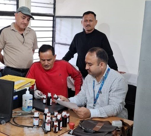 पिथौरागढ़ में कफ सिरप पर FDA का शिकंजा: बच्चों की सुरक्षा हेतु 6 नमूने जब्त, बिना प्रिस्क्रिप्शन बिक्री पर सख्त रोक