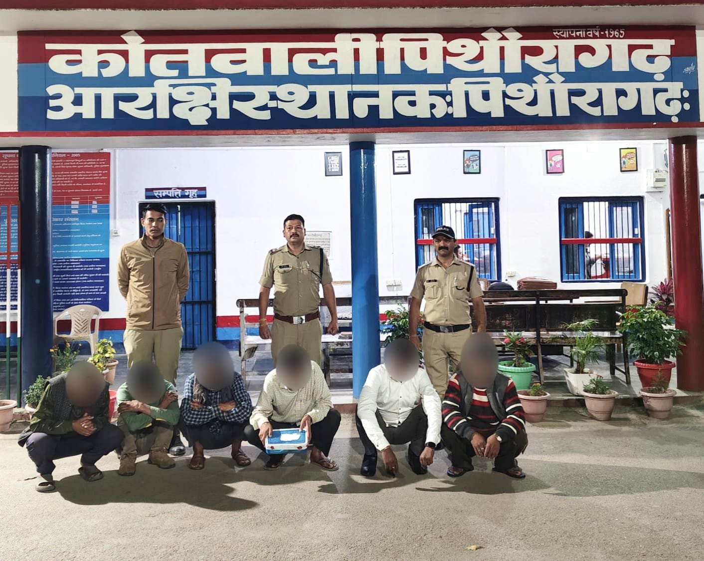 सरहद पार से जुआ खेलने आए 4 नेपाली नागरिक पिथौरागढ़ पुलिस की गिरफ्त में; 41,300 रुपए के साथ 06 गिरफ्तार