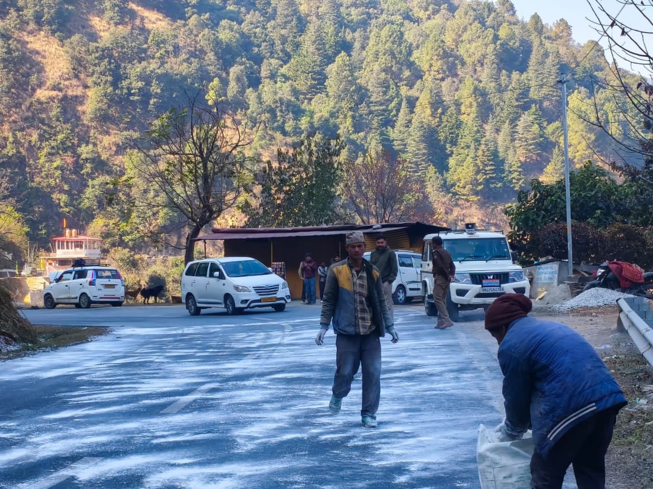 पाला-ग्रस्त सड़कों पर लापरवाही बर्दाश्त नहीं, हादसा हुआ तो जिम्मेदार होंगे अधिकारी: डीएम आशीष भटगांई