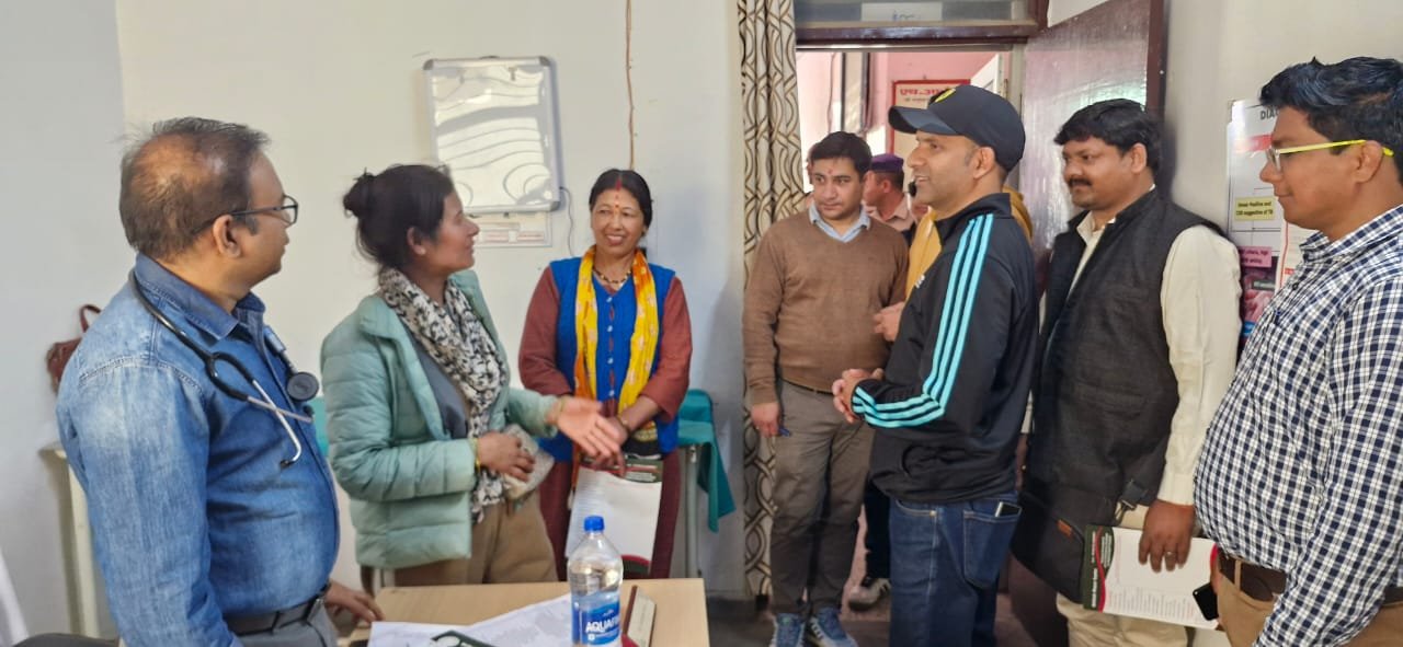 मुनस्यारी अस्पताल की बदहाल सफाई पर डीएम सख्त, ‘खुशियों की सवारी’ बंद मिलने पर जताई नाराजगी