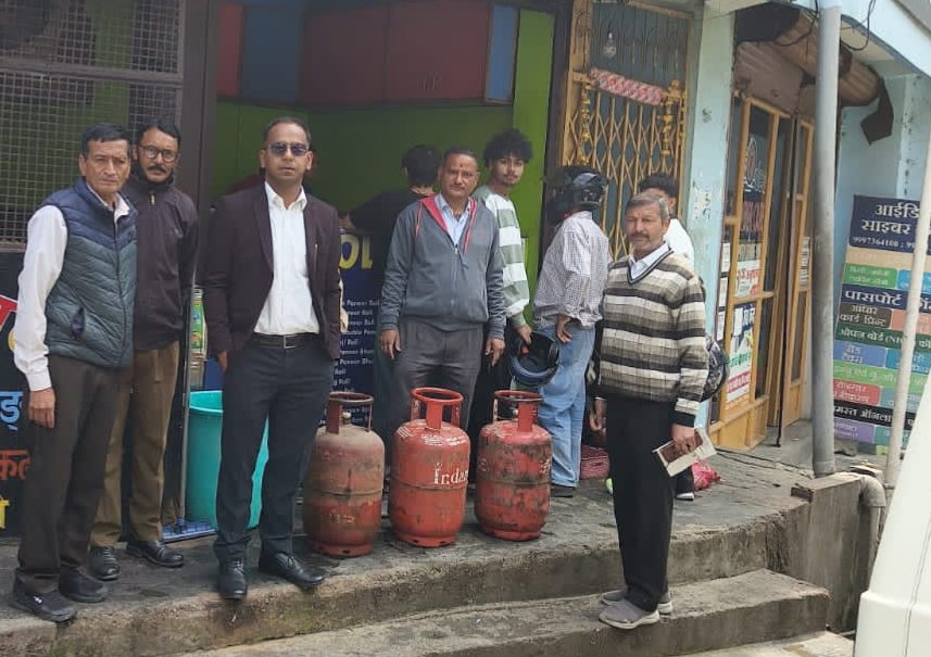 गैस सिलेंडर की कालाबाजारी पर प्रशासन का शिकंजा, छापेमारी में 14 सिलेंडर बरामद