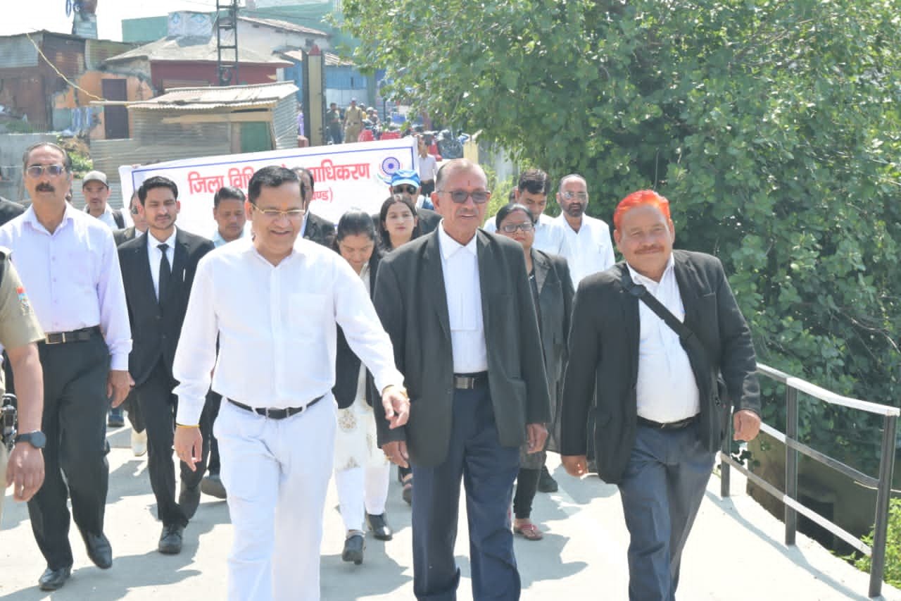 सुरक्षित ईंधन अपनाने को न्यायिक अधिकारियों ने दिया संदेश, पैदल पहुंचकर किया जागरूक