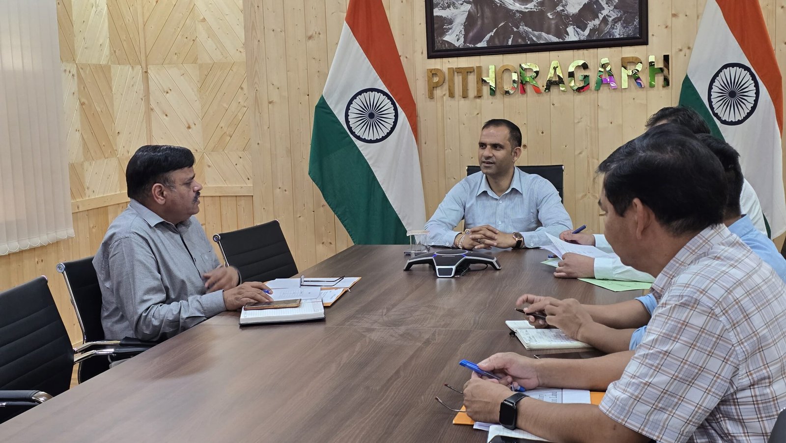 वनभूमि हस्तांतरण में देरी पर डीएम सख्त, बोले- लापरवाही बर्दाश्त नहीं