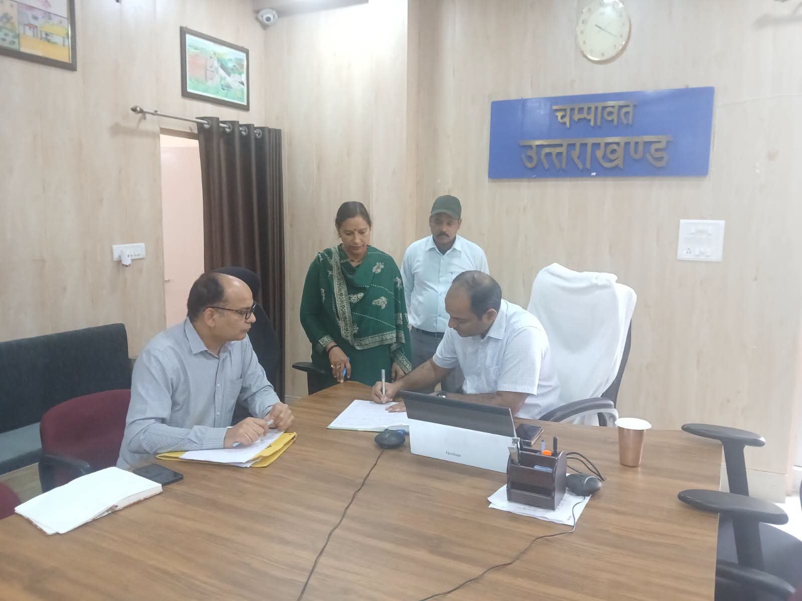 आपदा कंट्रोल रूम का डीएम ने किया निरीक्षण, शिकायतों के फॉलोअप पर दिया जोर