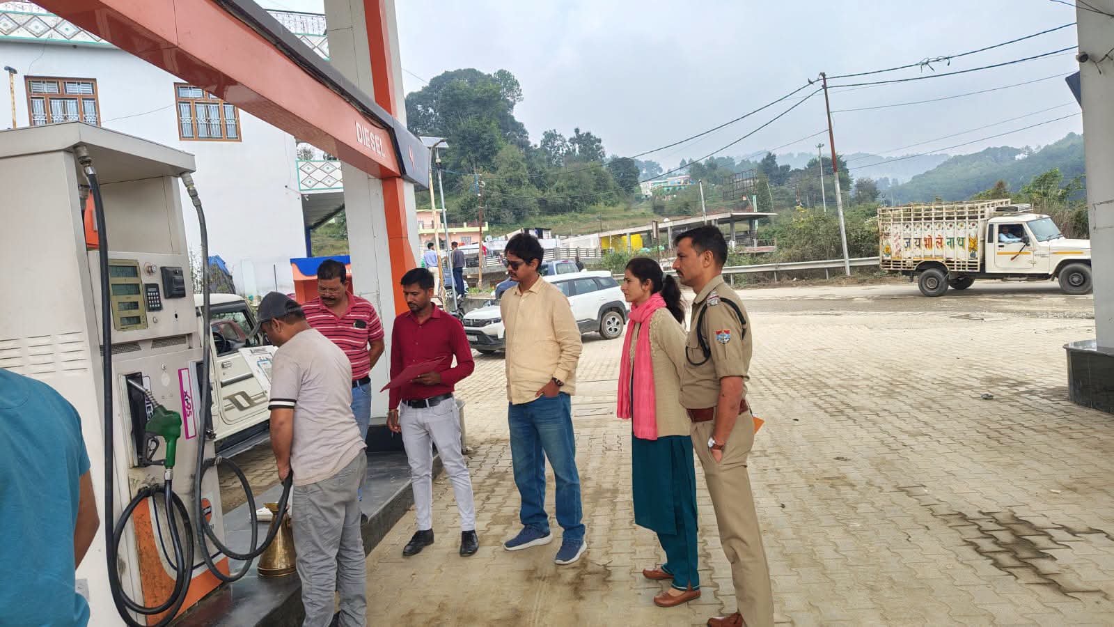 पेट्रोल पंपों पर प्रशासन की छापेमारी, घटतौली और मिलावट की हुई जांच