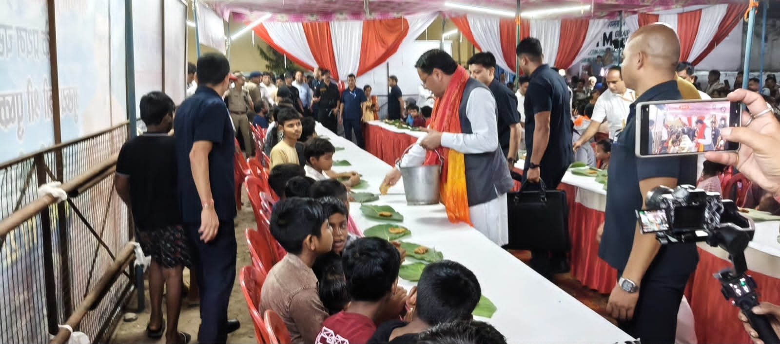 टनकपुर दशहरा महोत्सव में मुख्यमंत्री धामी ने भंडारे में की सेवा, श्रद्धालुओं को बांटा प्रसाद…